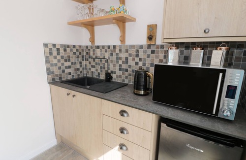 Llanerchymedd Cabaña | DRWS Y GORLAN, romantic, country holiday cottage in Llanerchymedd