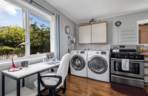 Renton Casa | DT Charming home 2bdrm KQbeds 4K TV's WiFi, AC in peaceful Renton, SeaTac 10 min