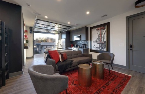 Rolling Mill Hill Condominio | DT Nashville Walk to Broadway 2 Bedrooms Sleeps 8