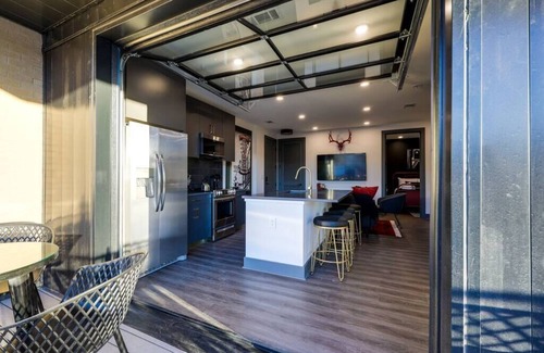 Rolling Mill Hill Condominio | DT Nashville Walk to Broadway 2 Bedrooms Sleeps 8
