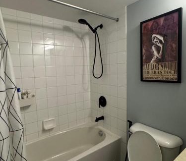 Junction Triangle Casa | DT Townhome 1BR steps to transit