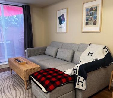 Junction Triangle Casa | DT Townhome 1BR steps to transit