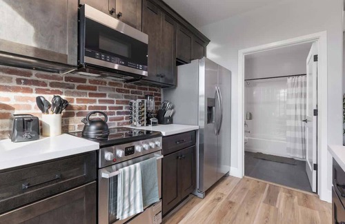 Tulare Apartamento | Charming Downtown Tulare Studio – Walk to Shops & Dining