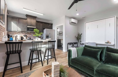Tulare Apartamento | Charming Downtown Tulare Studio – Walk to Shops & Dining