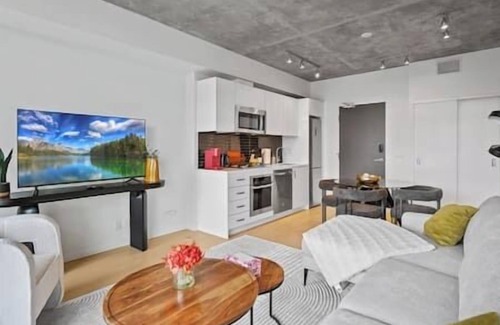 Connaught Apartamento | DT Views |UG Park | Mins to Saddledome | Pool| Gym