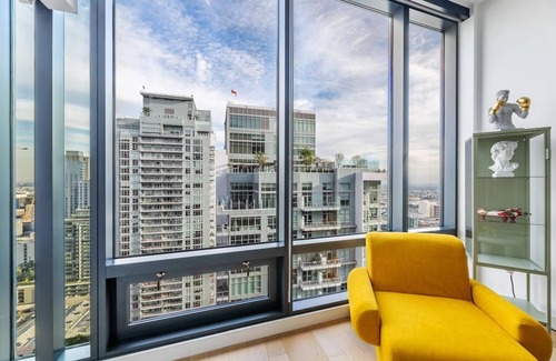 Vernon Condominio | DTLA Bliss Views, Pool, Free Parking