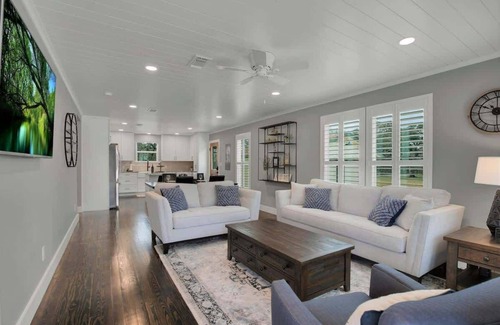 Dripping Springs Casa | Upscale Home with Fire Pit! Close to Mercer St!