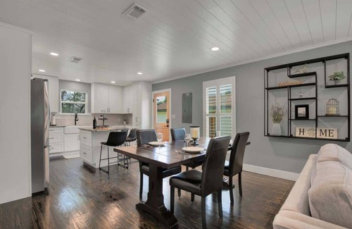 Dripping Springs Casa | Upscale Home with Fire Pit! Close to Mercer St!