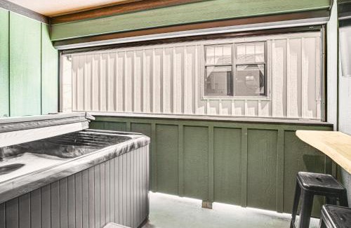 Blowing Rock Apartamento | Dtwn Blowing Rock Condo with Private Hot Tub!