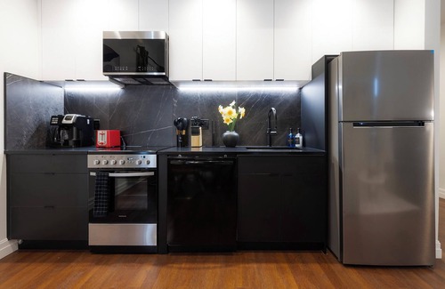 Downtown Apartamento | DTWN I Near Yale I King Beds I Free Parking I Gym I Free Coffee I Pets Welcome!