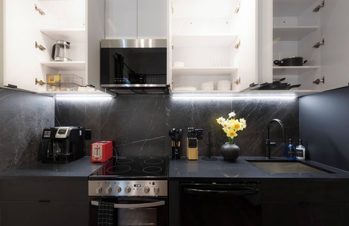 Downtown Apartamento | DTWN I Near Yale I King Beds I Free Parking I Gym I Free Coffee I Pets Welcome!