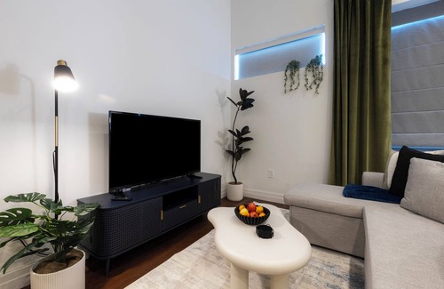 Downtown Apartamento | DTWN I Near Yale I King Beds I Free Parking I Gym I Free Coffee I Pets Welcome!