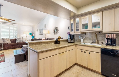 Palm Desert Condominio | Dual-Suite Villa at Ironwood Country Club | Shared Pool & Hot Tub