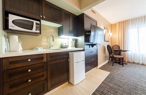 Oro-Medonte Apartamento | Dual Suites: Ample Space, King Beds, Jacuzzi, Pool