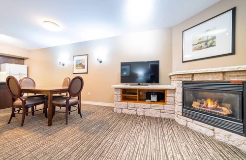 Oro-Medonte Apartamento | Dual Suites: Ample Space, King Beds, Jacuzzi, Pool