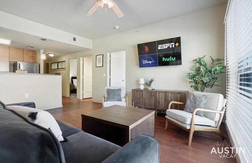 North Loop Apartamento | Dual Urban Oasis 8BR in Vibrant North Loop Hub
