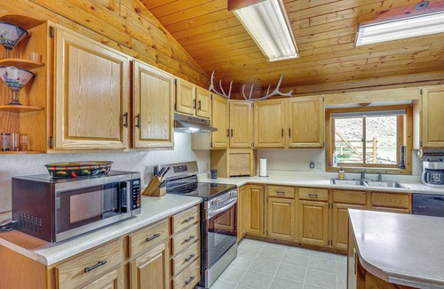 Dubois Cabina | Dubois Riverfront Lodge w/ On-Site Fishing & Views