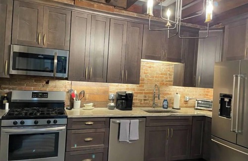 Dubuque Casa | Dubuque Luxury 2 BDR House Parking Millwork