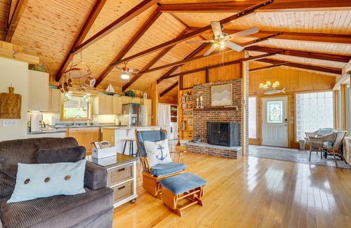 Piney Flats Cabina | 'Duck and Bug's Cabin' on Boone Lake w/ Boat Dock!