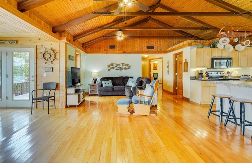 Piney Flats Cabina | 'Duck and Bug's Cabin' on Boone Lake w/ Boat Dock!