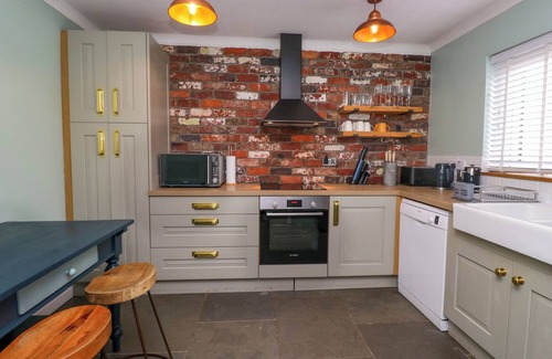 Cark Cabaña | DUCK AWAY RIVERSIDE COTTAGE, pet friendly in Cark In Cartmel