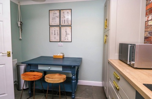 Cark Cabaña | DUCK AWAY RIVERSIDE COTTAGE, pet friendly in Cark In Cartmel