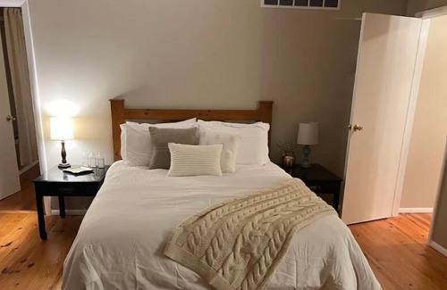 Metamora Cabina | Duck Creek Inn - Mallard + Khaki
