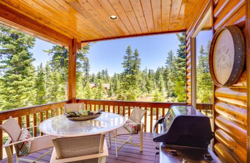 Duck Creek Village Casa | Duck Creek Village Cabin with Deck and Private Hot Tub