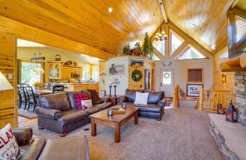 Duck Creek Village Casa | Duck Creek Village Cabin with Deck and Private Hot Tub