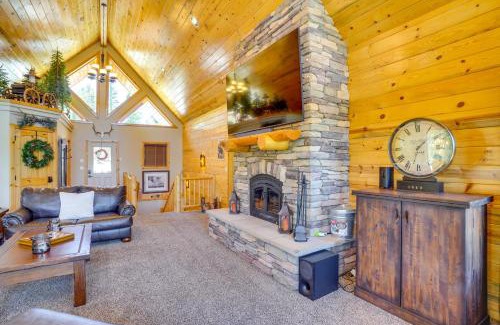 Duck Creek Village Casa | Duck Creek Village Cabin with Deck and Private Hot Tub