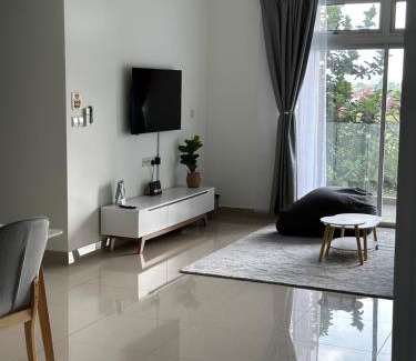 Setia Tropika Apartamento | Duck Duck House 3BR 7-11 PAX