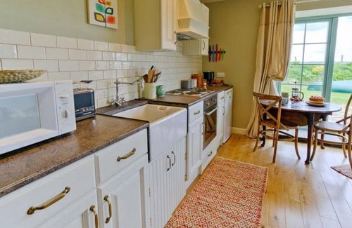 Malltraeth Apartamento | Duck House - a dog that sleeps 2 guests in 1 bedroom