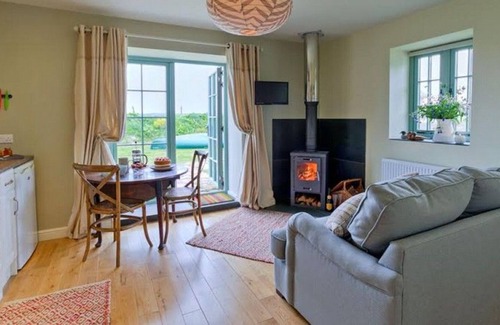Malltraeth Apartamento | Duck House - a dog that sleeps 2 guests in 1 bedroom