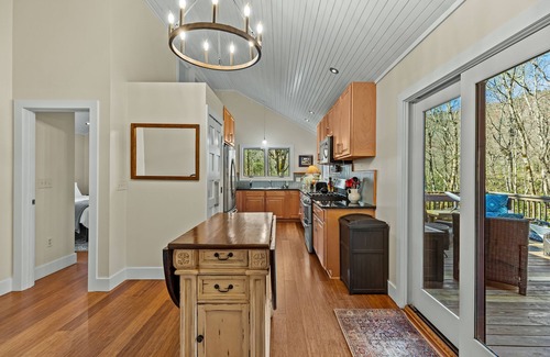 Highlands Casa | Duck's Nest - 2 BR Modern Retreat by the creek