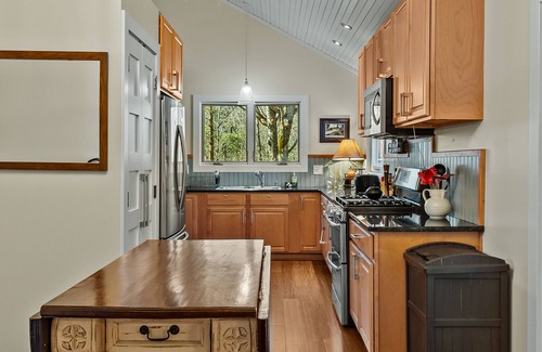 Highlands Casa | Duck's Nest - 2 BR Modern Retreat by the creek