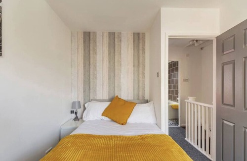 Tipton Casa | Dudley Port 14 Min To Birmingham City Centre by train. Airport 30 minutes