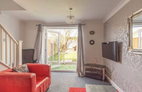 Tipton Casa | Dudley Port 14 Min To Birmingham City Centre by train. Airport 30 minutes