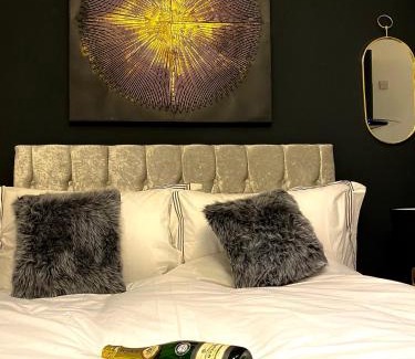 Mildmay Apartamento | Duke and Duchess Apartments and Rooms - Private in Room Hot Tub Suites