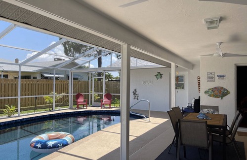 Palma Sola Casa | Duke & Sugars 🍍 Family Friendly ☀️ Retro Florida Vibes ,3 br ,2 bath, pool home .
