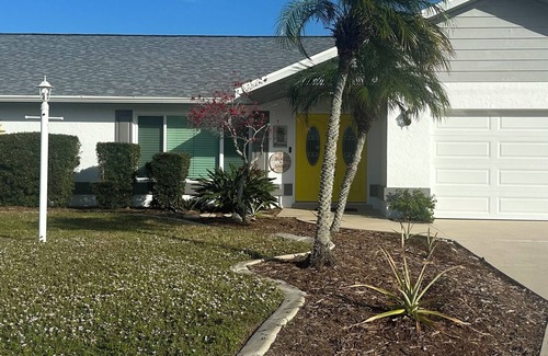 Palma Sola Casa | Duke & Sugars 🍍 Family Friendly ☀️ Retro Florida Vibes ,3 br ,2 bath, pool home .