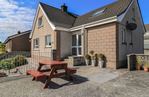 Stornoway Cabaña | DUNARD VILLA, family friendly, character holiday cottage in Stornoway