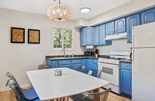 Michigan City Apartamento | Dune Grass is a 2 Bedroom/2 Full Bath lower level duplex just a 2 minute walk to Lake Michigan