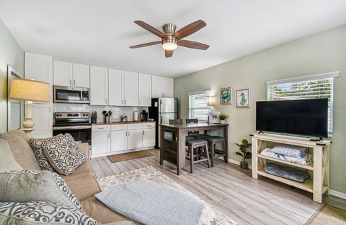Dunedin Apartamento | Dunedin Cottage on Pinellas Trail w/ Heated Pool