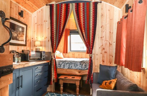 Knock Cabaña | DUNFELL SHEPHERD'S HUT, pet friendly in Appleby-In-Westmorland