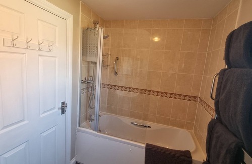 Weston-super-Mare Cama Y Desayuno | Dungarvon House, Hot Tub, Garden, Summerhouse, & EV Charging