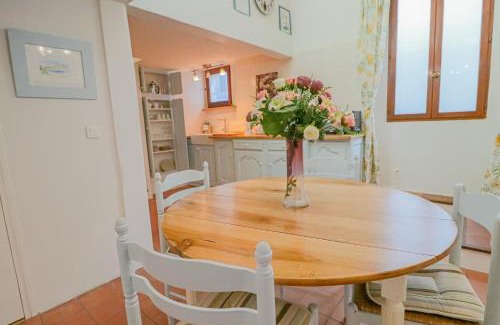 Antibes City Centre Apartamento | Duplex au coeur du vieil Antibes