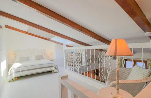 Antibes City Centre Apartamento | Duplex au coeur du vieil Antibes