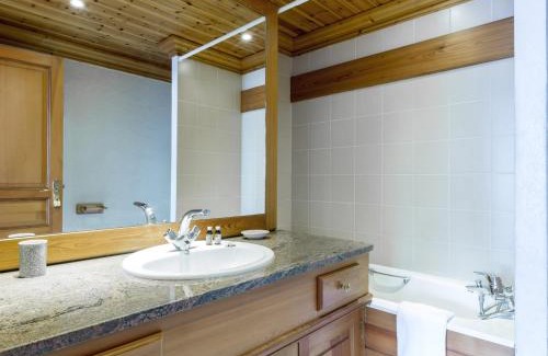 Val-d'Isere Apartamento | Duplex de Standing au Pied des Pistes avec Grand Balcon, Expo Sud/Ouest, Parking Inclus - FR-1-694-169