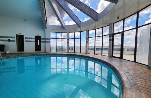Alto do Capivari Apartamento | Duplex em Castelo | Piscina Aquecida, Lareira e Wi-Fi