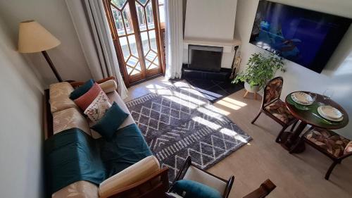 Alto do Capivari Apartamento | Duplex em Castelo | Piscina Aquecida, Lareira e Wi-Fi